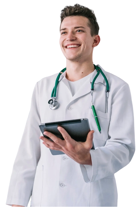 jovem-medico-alegre-com-um-comprimido-no-corredor 1